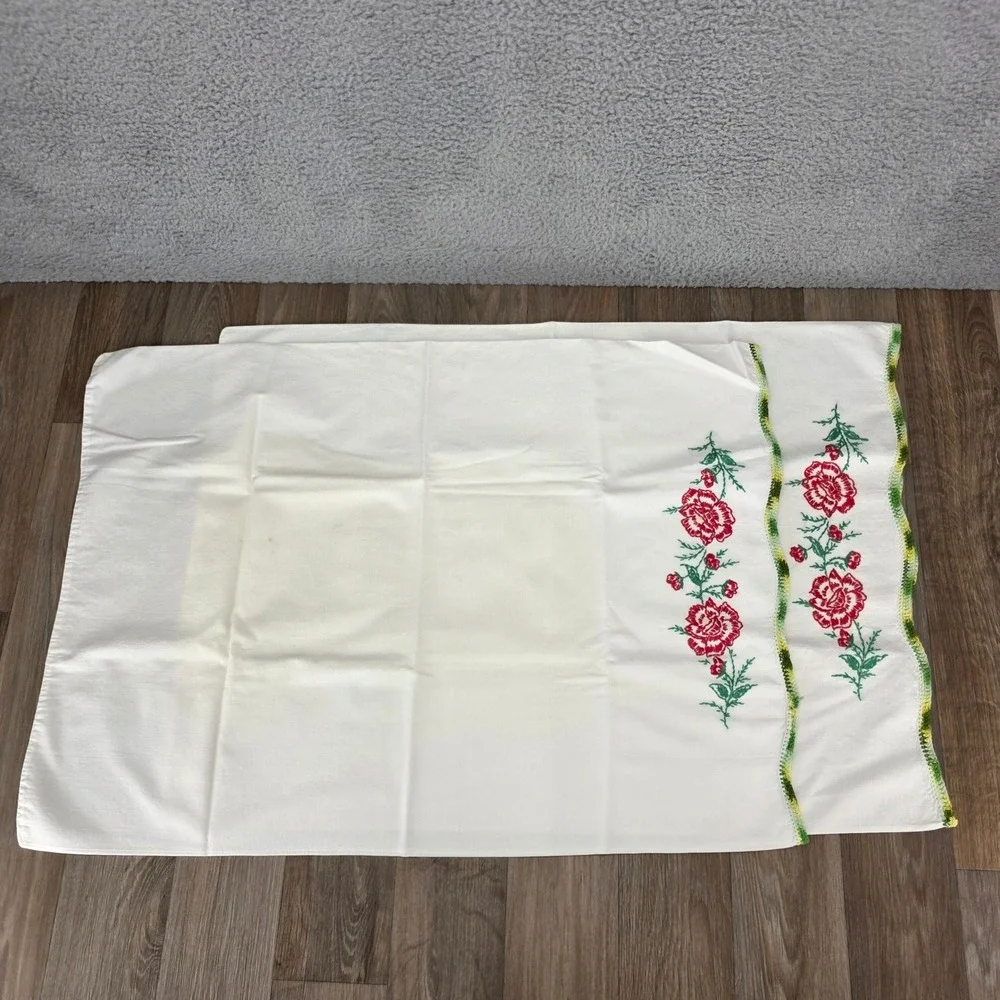 Vintage Hand Embroidered‎ Floral Rose Pillowcase Set Crochet Lace Trim White 2pc